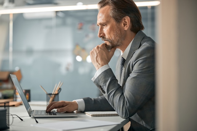 When must a foreign director register with the Dutch Chamber of Commerce?